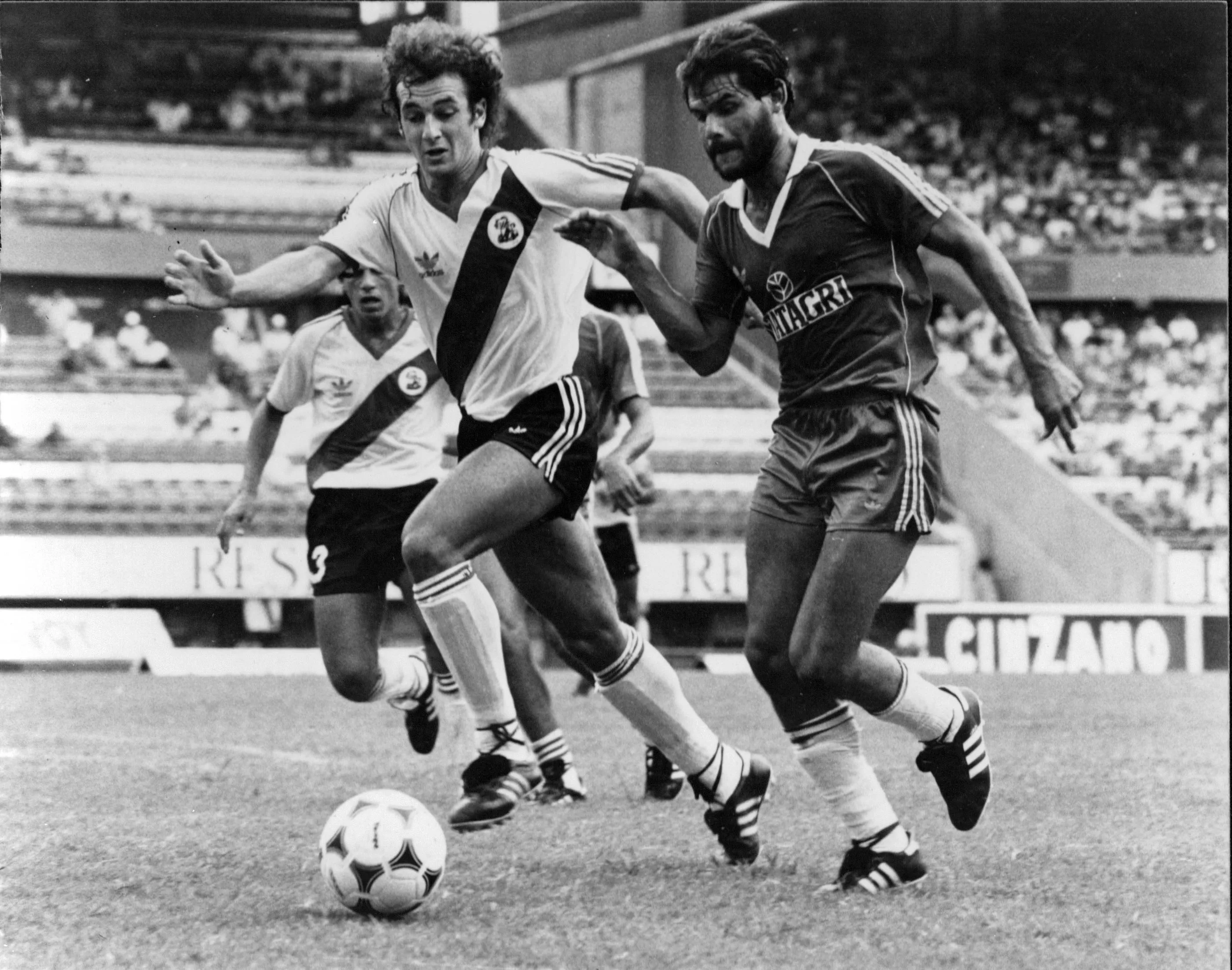 Estreno oficial del escudo con el León en la camiseta (1985)